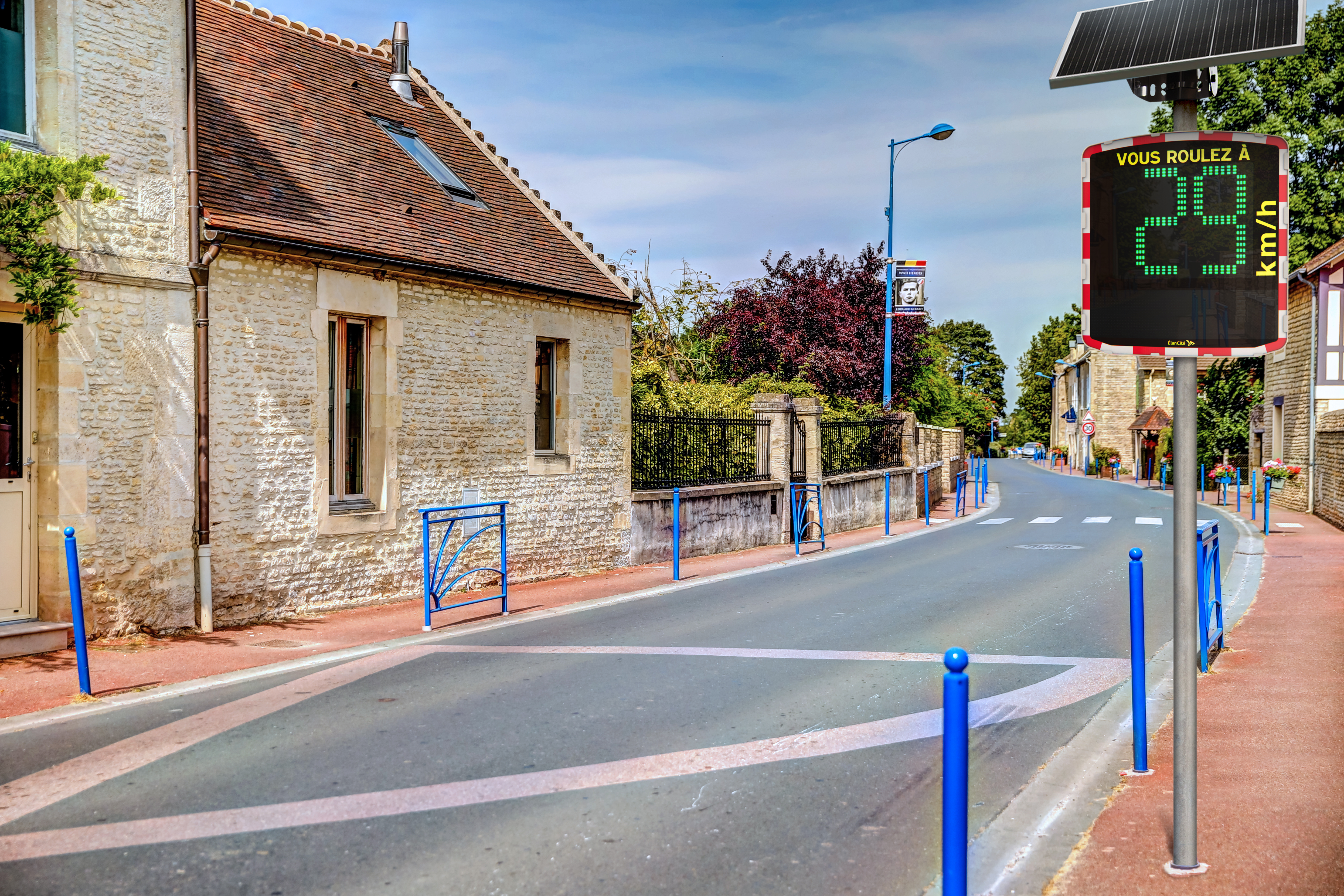 Un radar pédagogique EVOLIS Vision équipé d'un panneau solaire, installé dans une rue communale. 