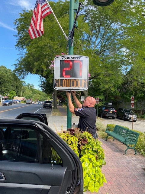 A sheriff installing a EVOLIS radar speed sign